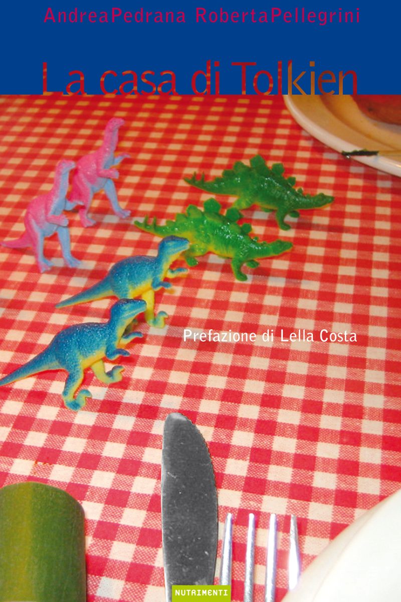 In copertina sulla tovaglia di una tavola apparecchiata piccoli dinosauri schierati come un esercito