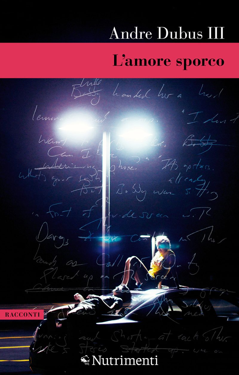 In copertina giovani fermi sotto un lampione di notte scherzano tra loro