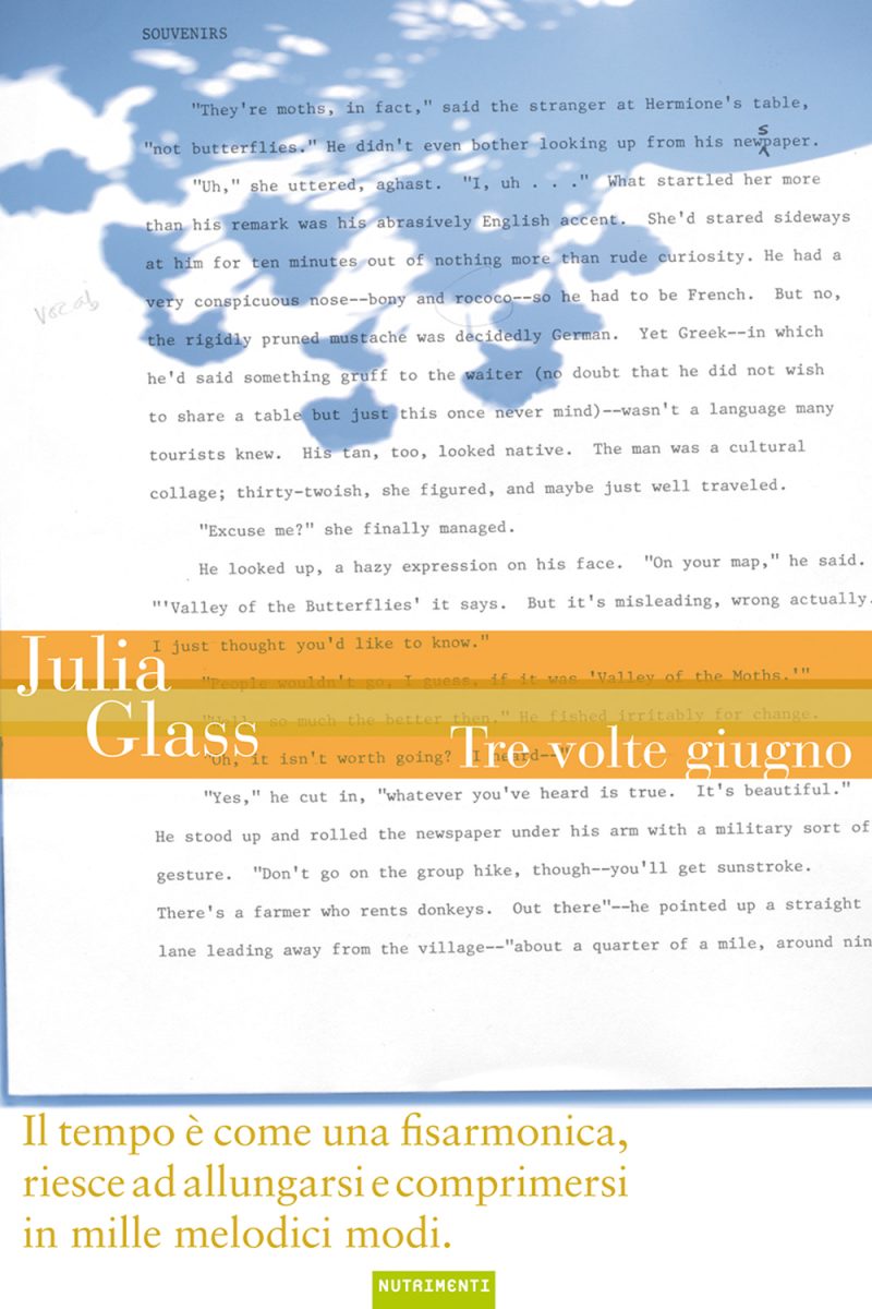In copertina manoscritto dell’autrice con l’ombra di un vaso di fiori