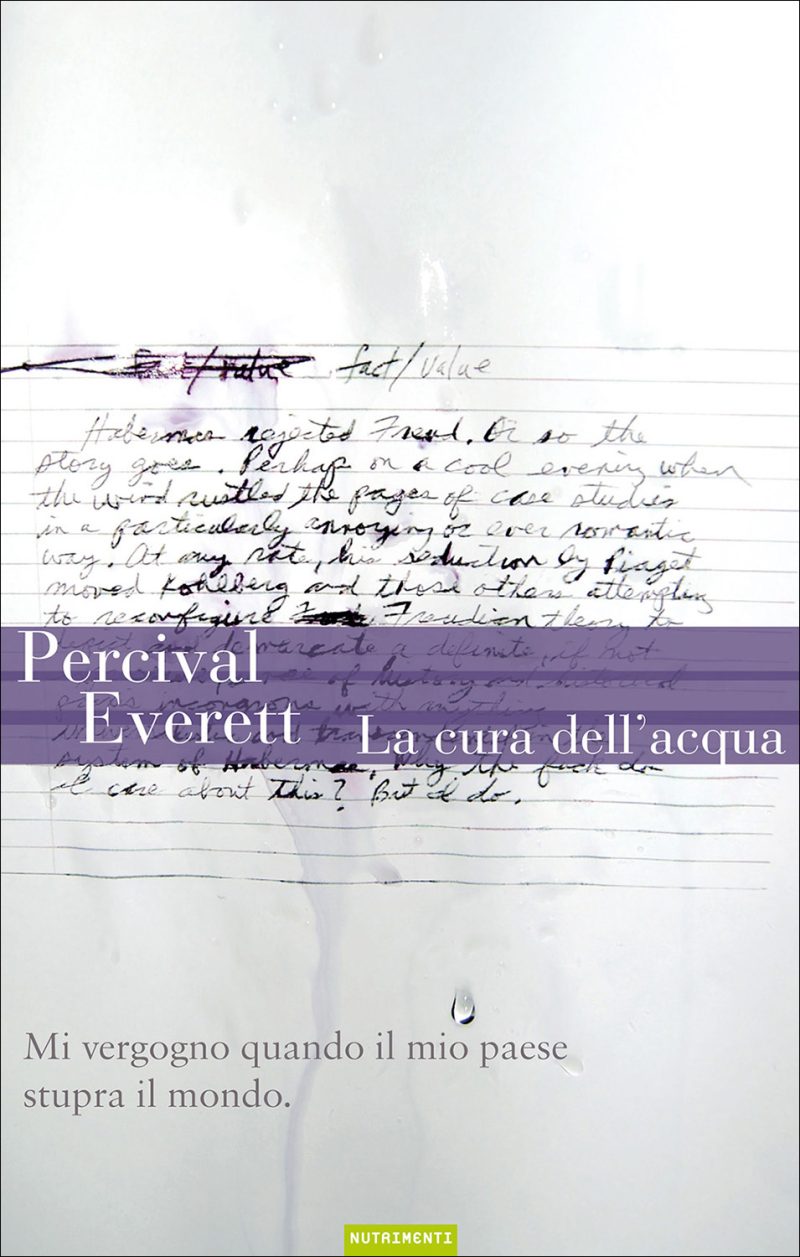 In copertina pagina del manoscritto dell’autore Percival Everett sciolto dall’acqua