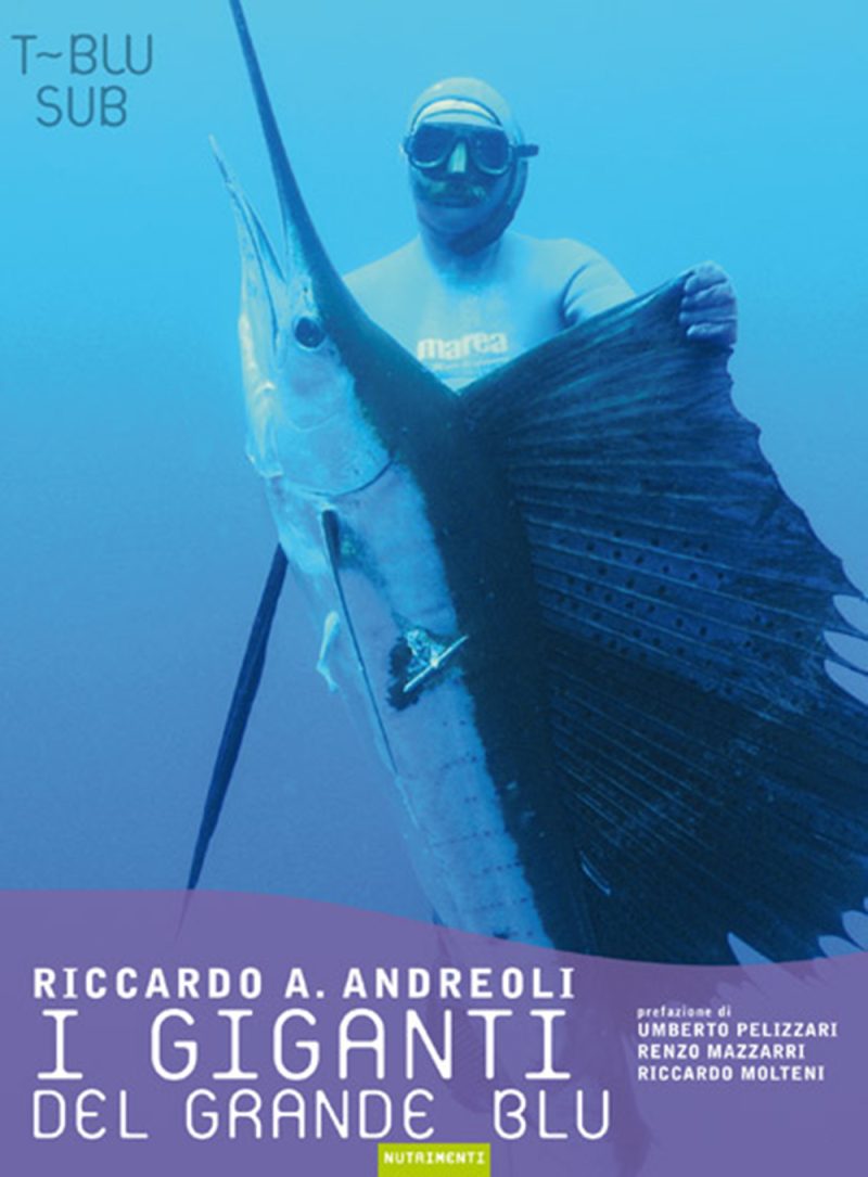 In copertina l’apneista Andreoli mostra il grande pesce vela appena catturato