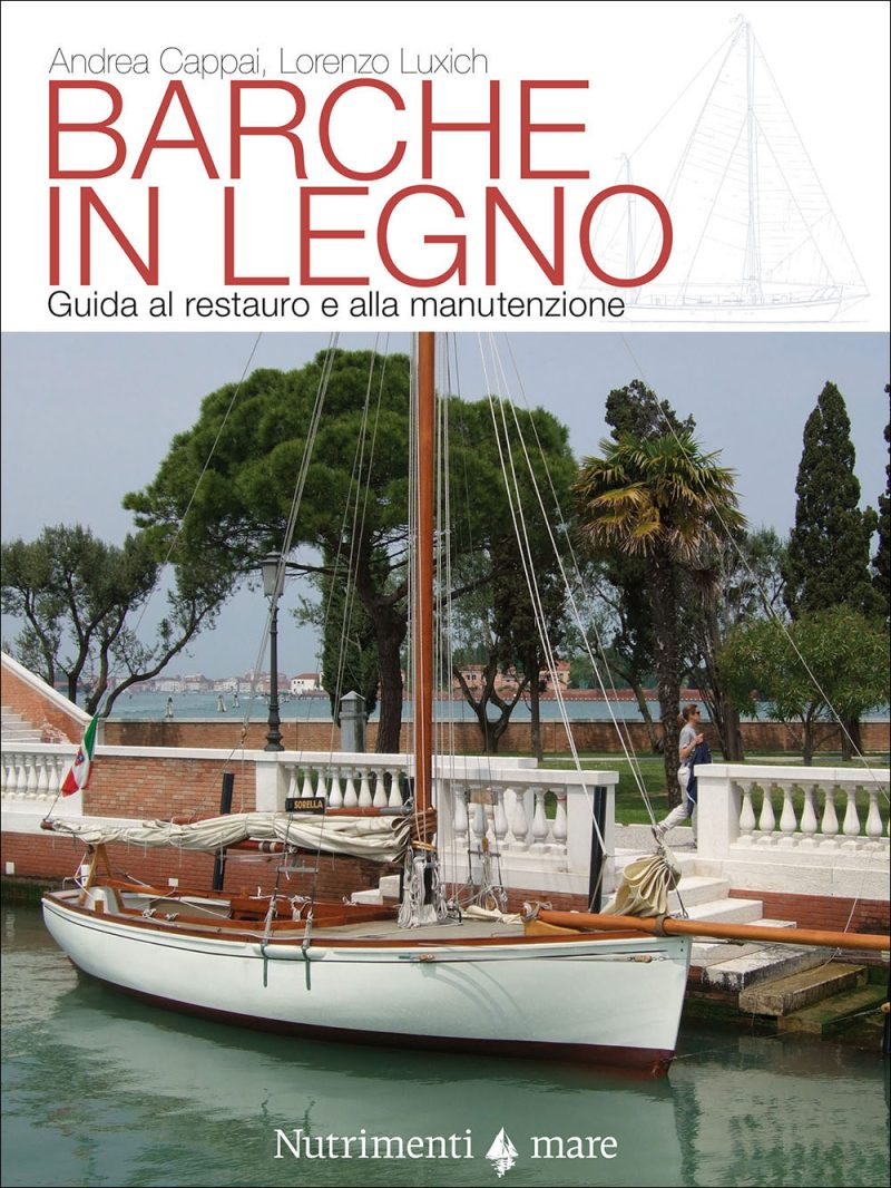 In copertina barca d’epoca in legno fresca di restauro