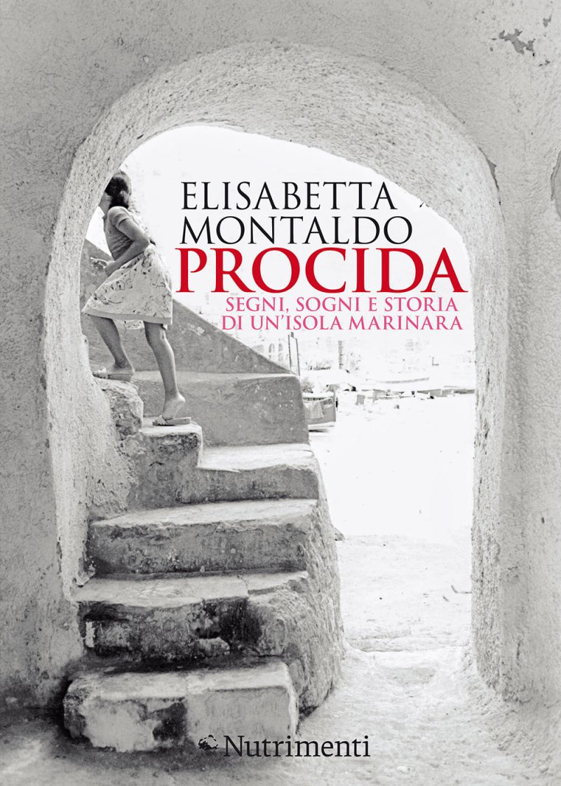 In copertina foto di una bambina che sale sulle tipiche scale di Corricella