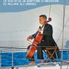 In copertina ritratto fotografico di Soldini che suona il violoncello a prua della sua barca