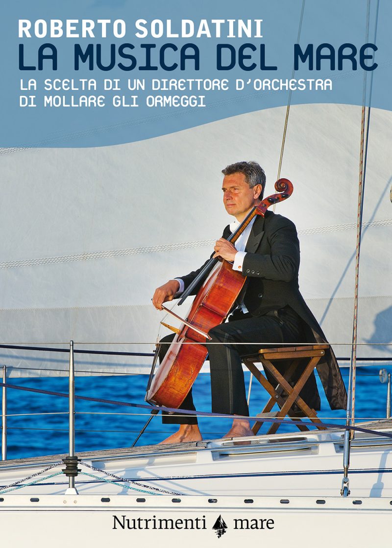 In copertina ritratto fotografico di Soldini che suona il violoncello a prua della sua barca
