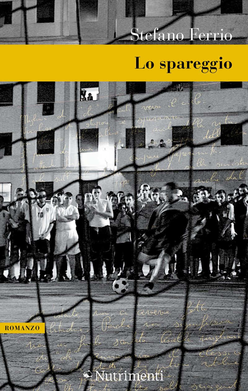 In copertina il momento del tiro del calcio di rigore visto attraverso la rete della porta