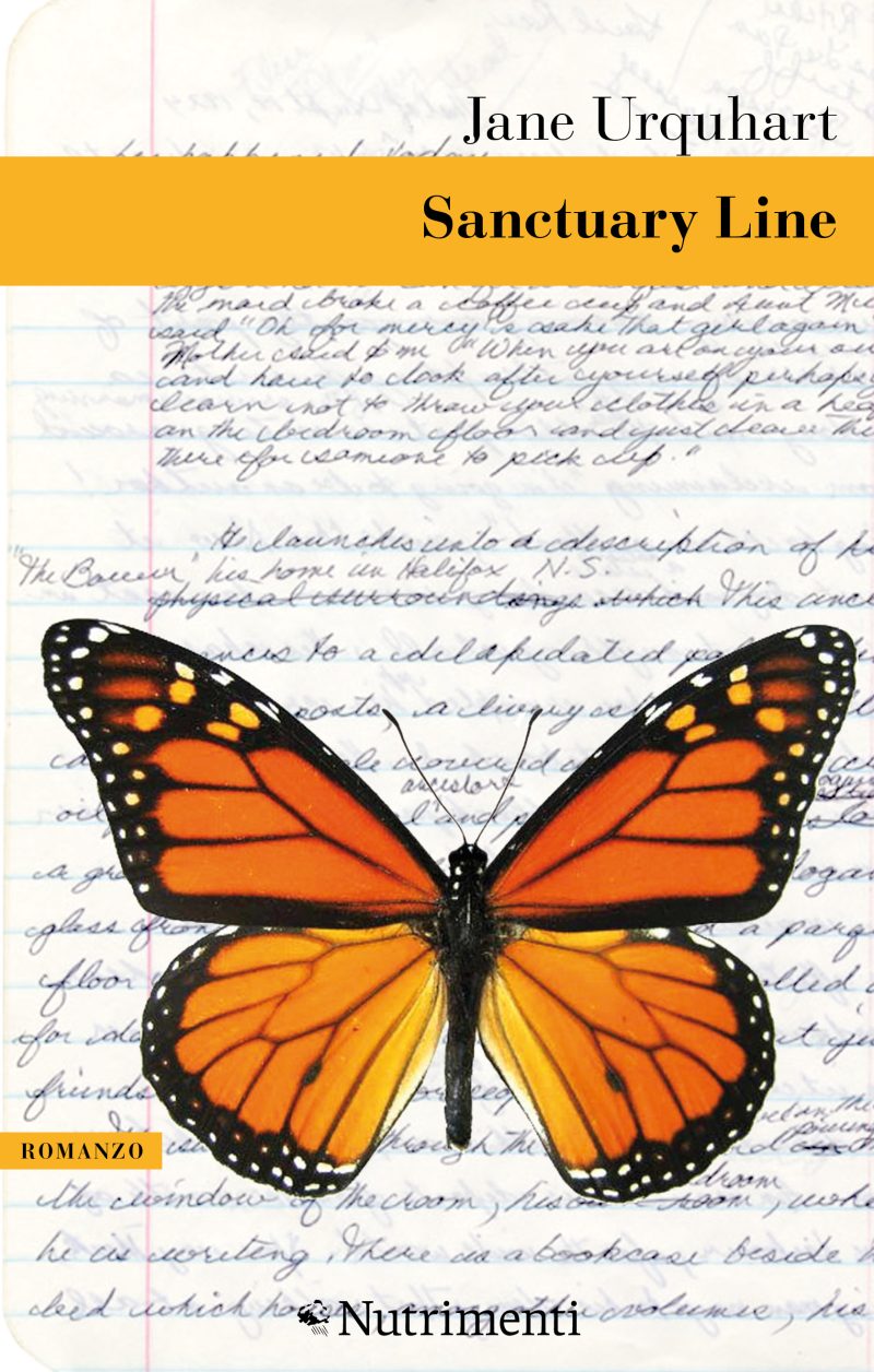 Una grande farfalla monarca è poggiata sul manoscritto del romanzo