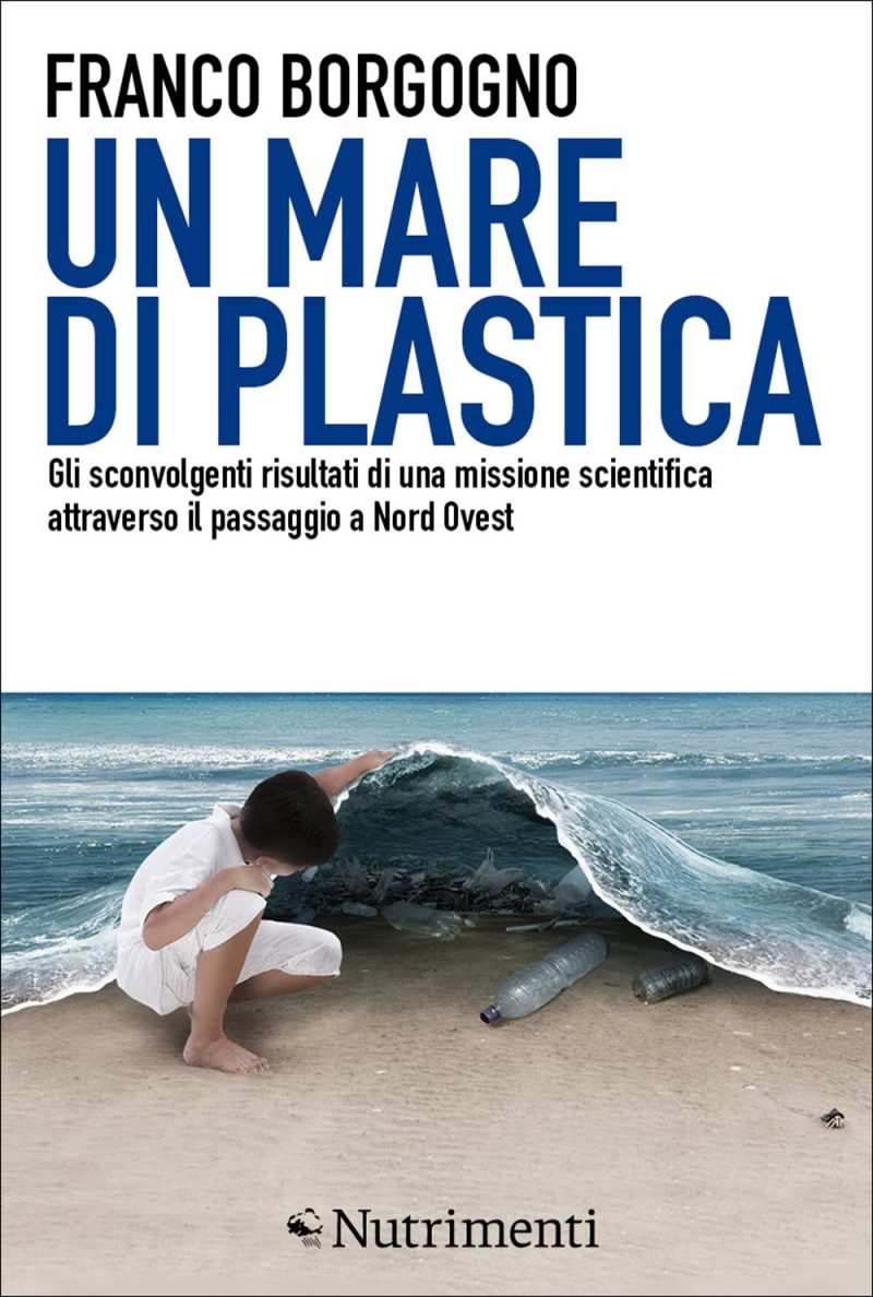 In copertina illustrazione iper realista di un bimbo che solleva un onda come fosse un tappeto scoprendo la plastica nascosta