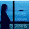Pcop_Fasi_notturne In copertina una donna guarda fuori dalle grandi vetrate di un areoporto, la notte sta scendendo, il blu avvolge la figura facendola quali sparire.