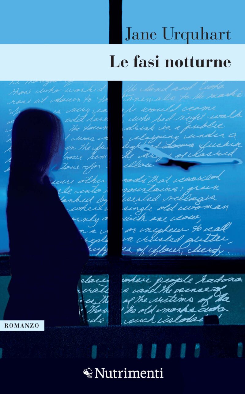 In copertina una donna guarda fuori dalle grandi vetrate di un areoporto, la notte sta scendendo, il blu avvolge la figura facendola quali sparire.