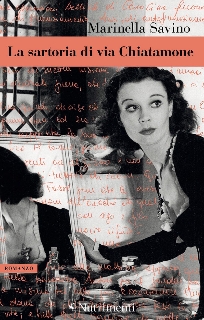 In copertina una foto in bianco e nero di una donna davanti a uno specchio si guarda indietro.