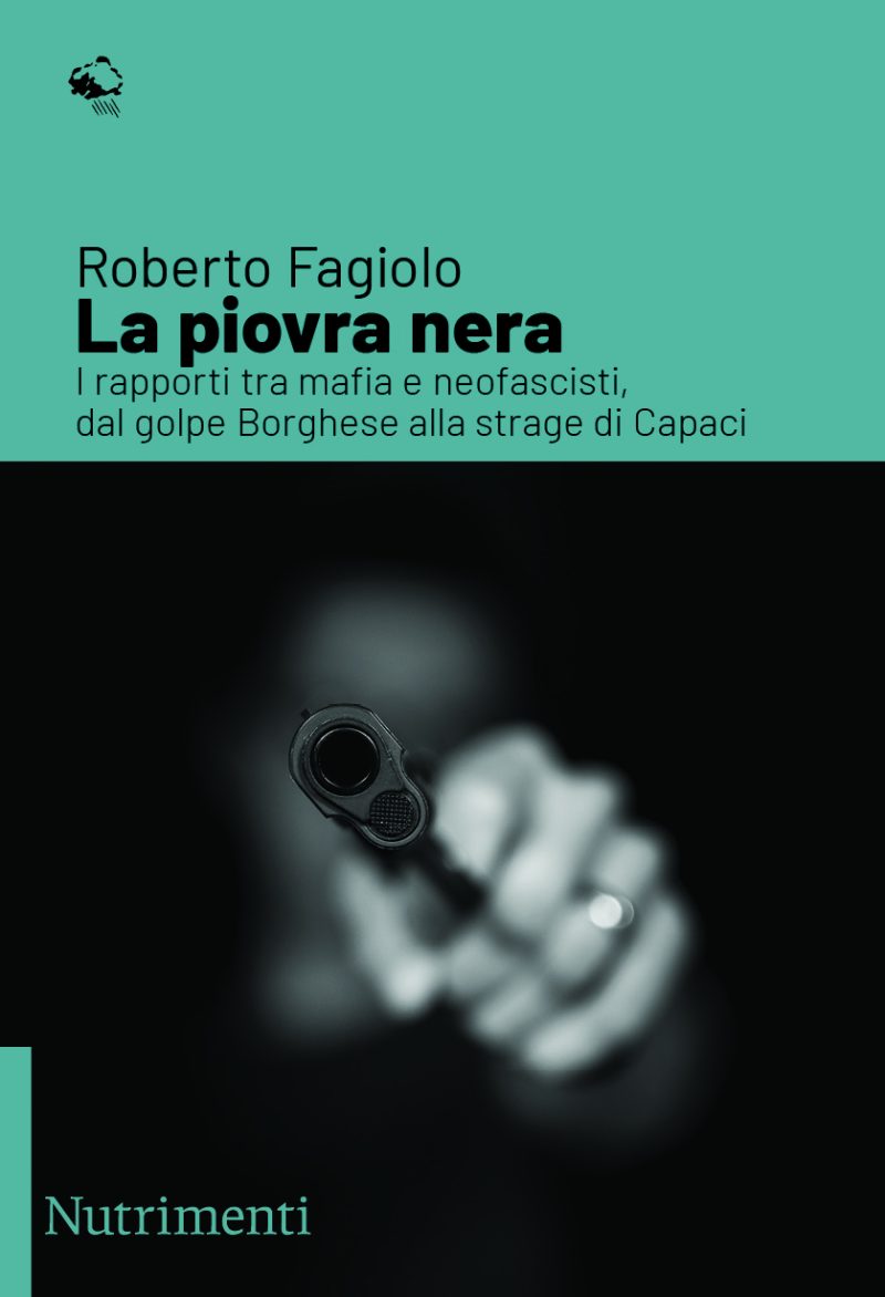 In copertina una mano punta una pistola contro di noi