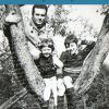 In copertina una foto d’epoca in bianco e nero raffigurante un padre con i suoi figli bambini su un albero.