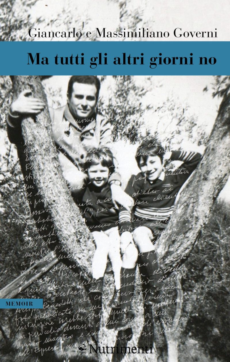 In copertina una foto d’epoca in bianco e nero raffigurante un padre con i suoi figli bambini su un albero.