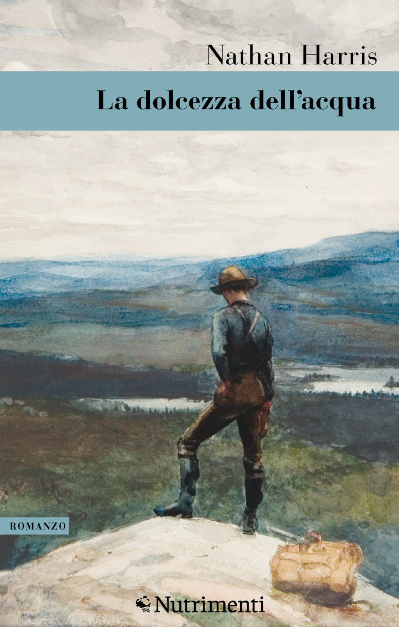 In copertina disegno aquerellato di un uomo su un promontorio che osserva il basso, alle spalle per terra una borsa.