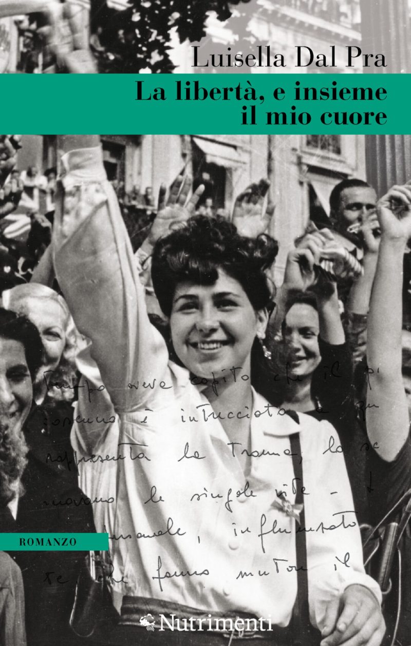 In copertina foto d’epoca di un gruppo di donne in mezzo spicca una ragazza sorridente con il braccio alzato.