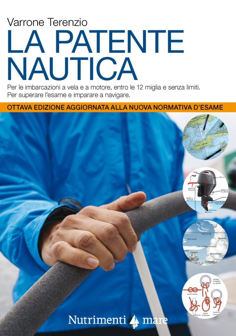 In copertina foto di una mano di uomo appoggiata al timone mentre conduce la barca.