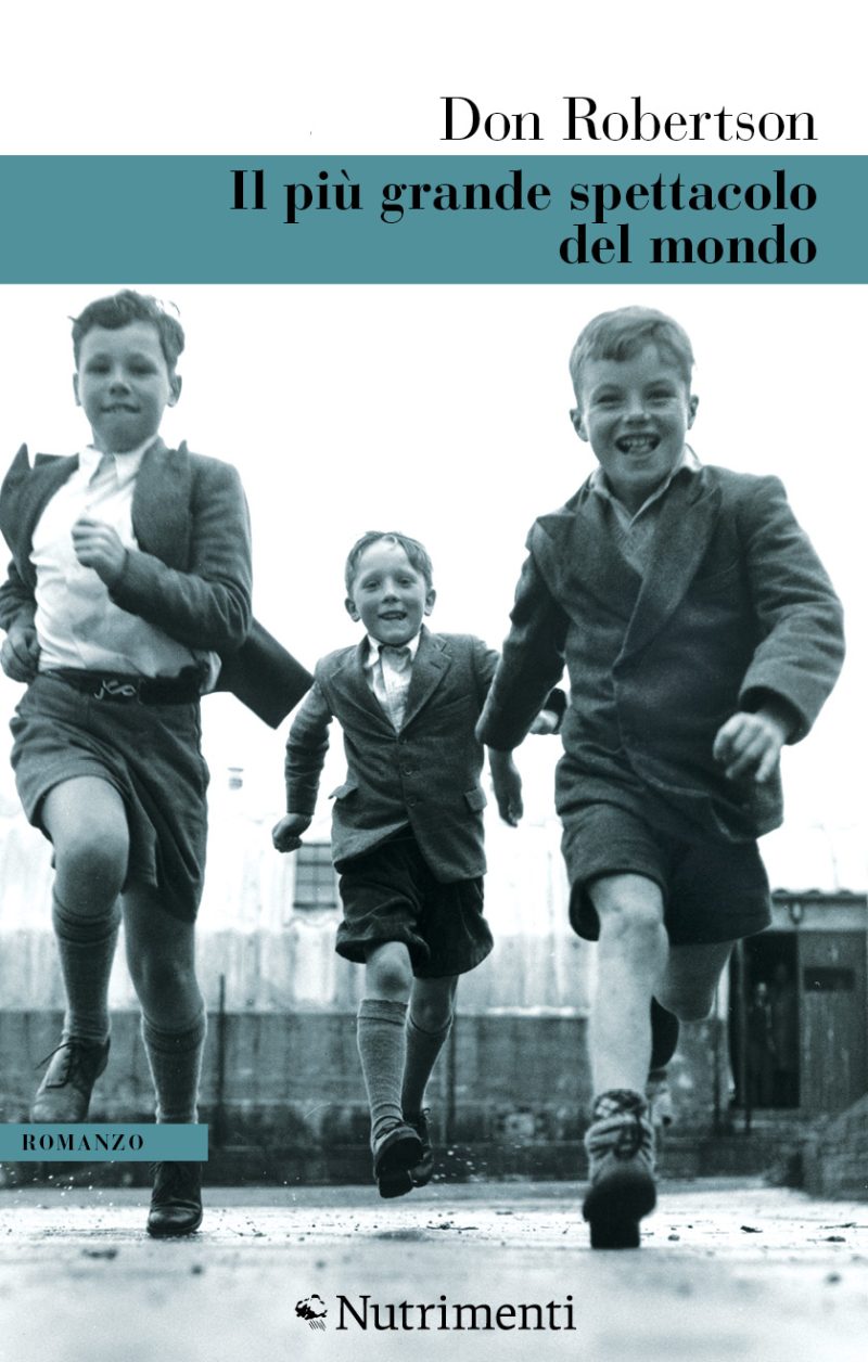 In copertina foto d'epoca di tre bambini che corrono ridendo.