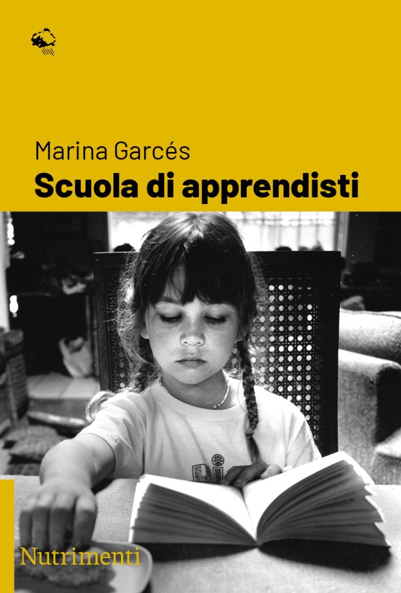 In copertina foto in bianco e nero di una bambina con le trecce che sfoglia un libro.