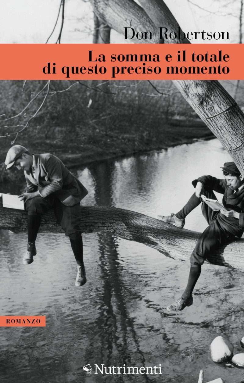 In copertina foto d’epoca raffigurante due ragazzi che leggono sopra un ramo su un fiume.