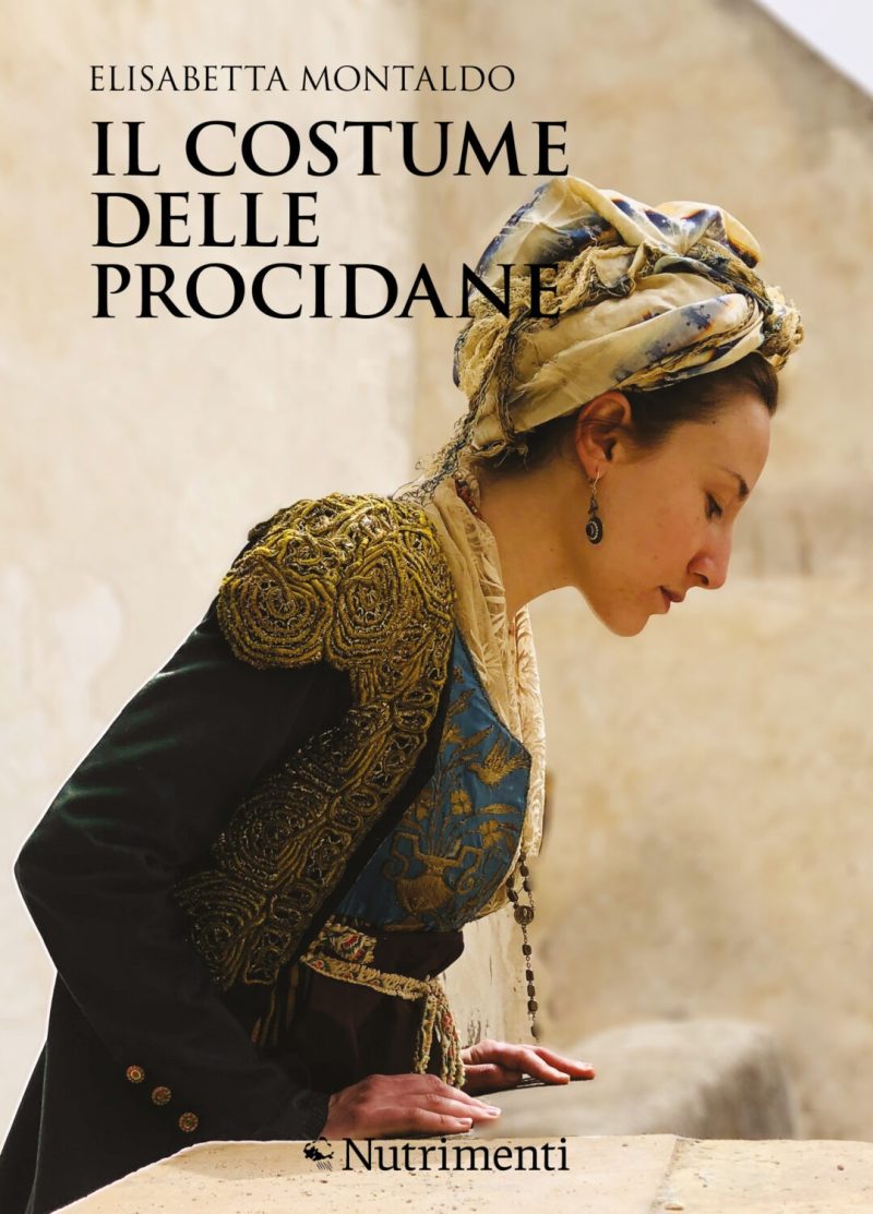 In copertina donna con costume tradizionale guarda in basso da un balcone.