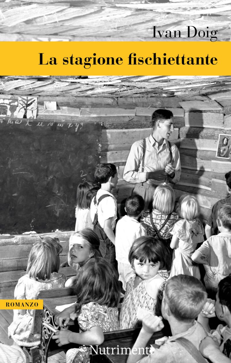 In copertina foto d’epoca in bianco in nero raffigurante un insegnante che da lezione a dei bambini.