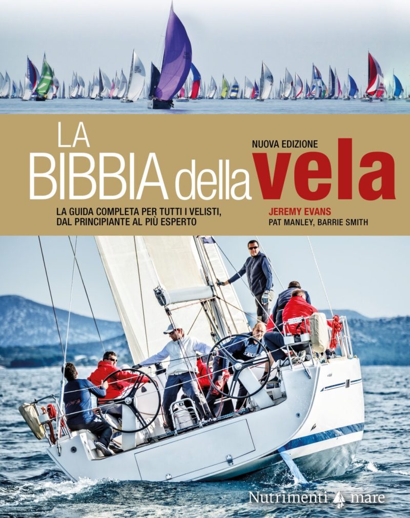In copertina foto dell’intero equipaggio sulla barca a vela mentre naviga.