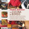 In copertina varie foto di cibo cucinato, una cucina sotto la coperta di una barca, l’autore a tavola con davanti un piatto.