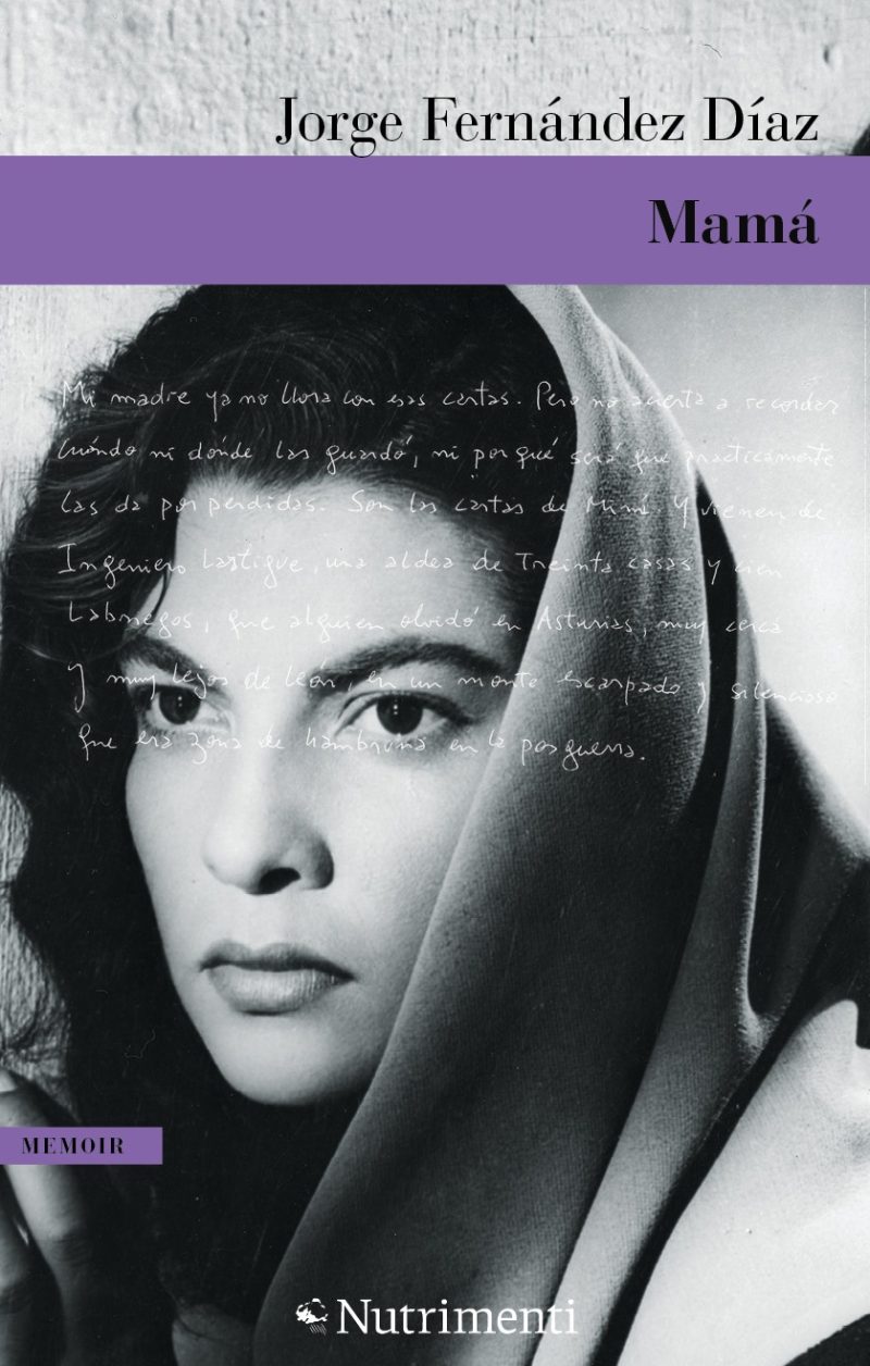 In primo piano una foto di volto di donna in bianco e nero con velo in testa.