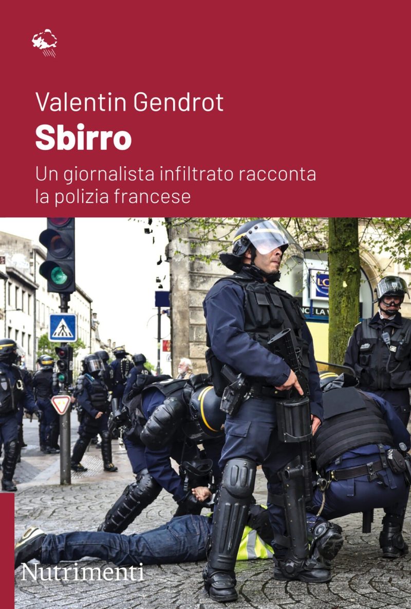 In copertina poliziotti d’assalto in divisa con armi che arrestano un uomo.