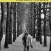 In copertina foto in bianco e nero raffigurante un uomo che cammina in un bosco.