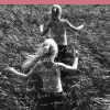 In copertina una foto di due bambine che giocano inseguendosi in un prato.