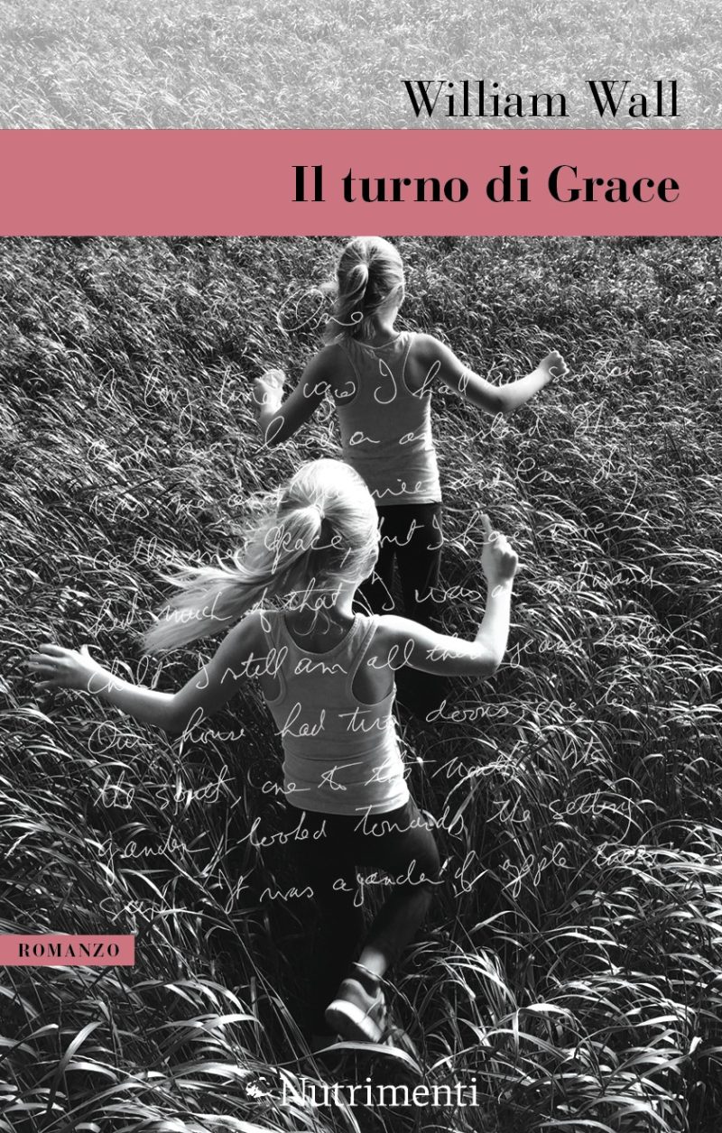 In copertina una foto di due bambine che giocano inseguendosi in un prato.