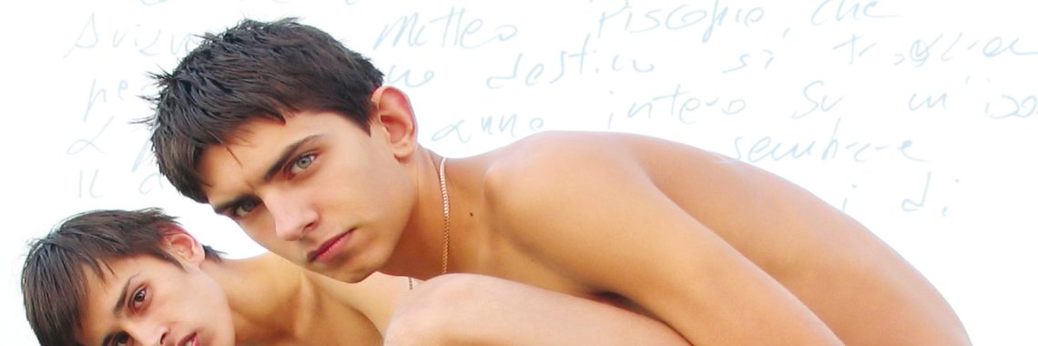 In copertina due adolescenti affiancati in spiaggia rivolgono uno sguardo di sfida verso di noi