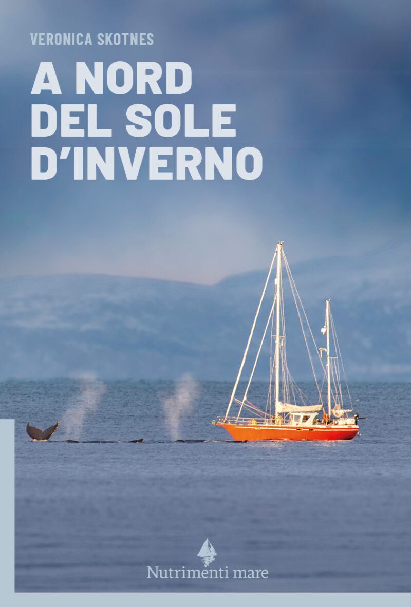 In copertina una barca mentra naviga con una balena nelle vicinanze.