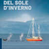 In copertina una barca mentra naviga con una balena nelle vicinanze.