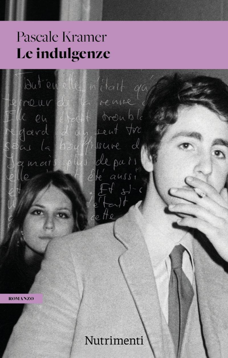 Nell’immagine di copertina un giovane ed elegante uomo seguito da una timida e giovanissima ragazza