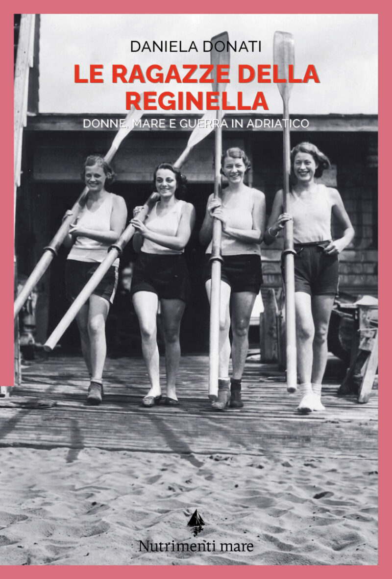In copertina foto d’epoca di quattro ragazze con dei remi in mano.