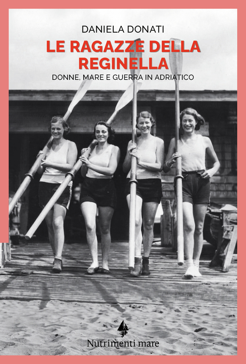 PCop_Reginella2 In copertina foto d’epoca di quattro ragazze con dei remi in mano.