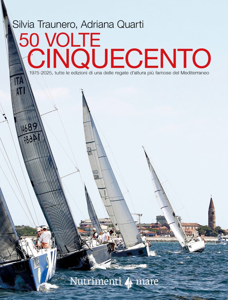 Copertina del libro '50 volte cinquecento', quattro imbarcazioni a vela con le vele a segno vengono verso di noi, sullo sfondo Caorle con la sua famosa torre.