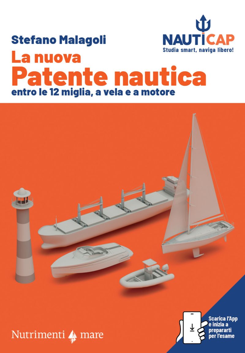 Sul fondo arancio i modellini tridimensionali di un gommone, una barca a vela, un motoscafo, un cargo e un faro.