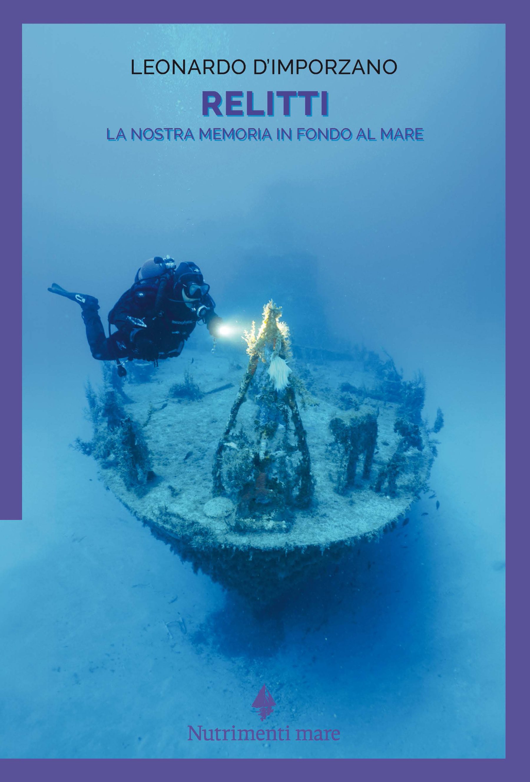 Copertina del libro 'Relitti', un sub esplora il relitto del P29 a Malta, a 35 metri di profondità. L'atmosfera è blu e suggestiva, evocando il mistero delle profondità marine.
