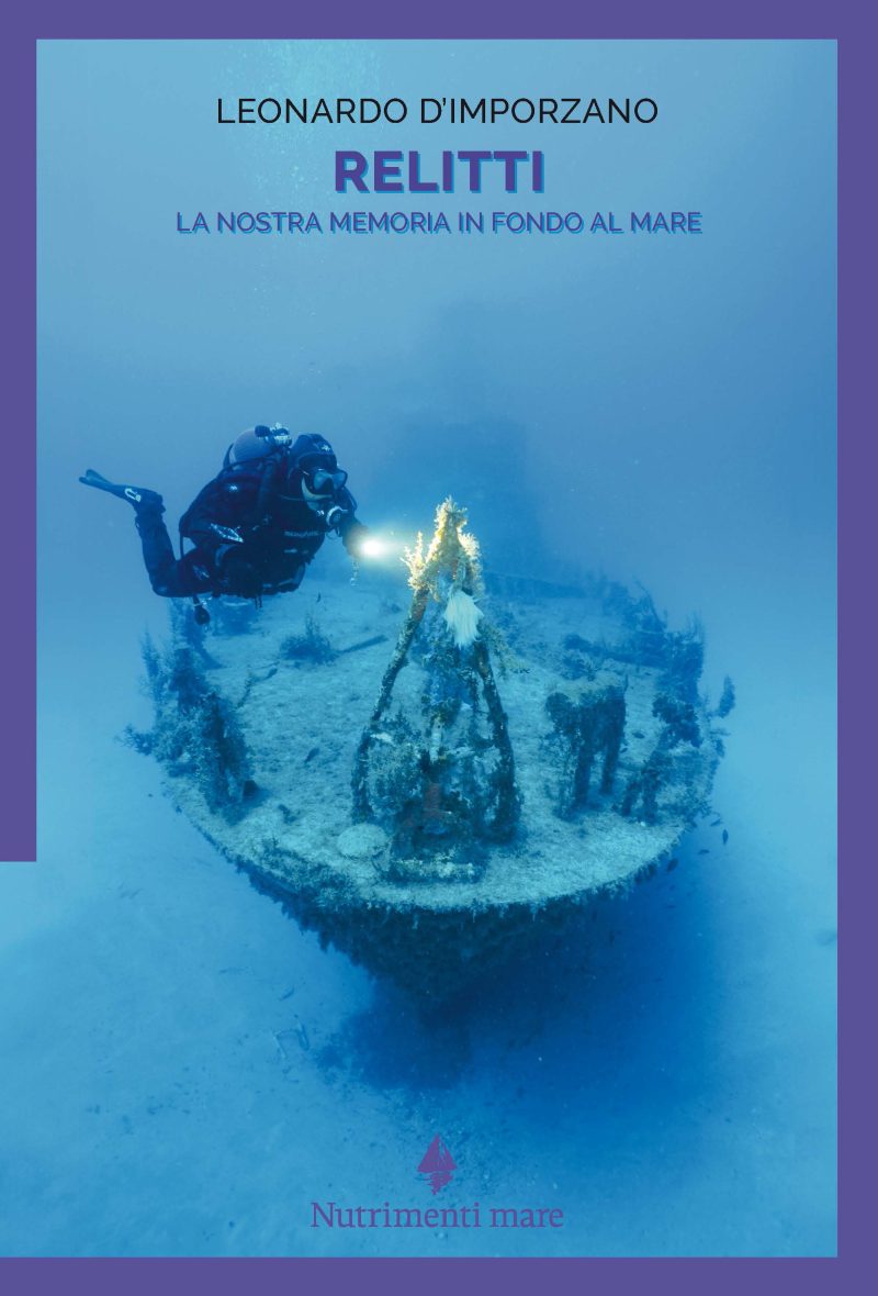 Copertina del libro 'Relitti', un sub esplora il relitto del P29 a Malta, a 35 metri di profondità. L'atmosfera è blu e suggestiva, evocando il mistero delle profondità marine.