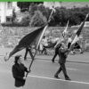 PCop_Bobby_Sands In copertina Bobby Sands con una baniera in mano mentre sfila in un corteo di protesta.