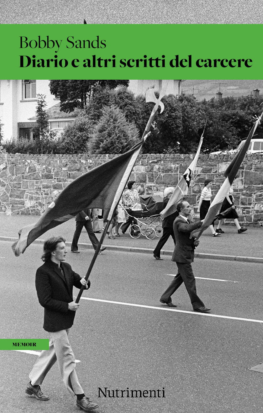 PCop_Bobby_Sands In copertina Bobby Sands con una baniera in mano mentre sfila in un corteo di protesta.