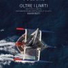 Copertina di Oltre i limiti, raffigura il trimarano Maserati Multi70 visto dall’alto sula mare mentre naviga