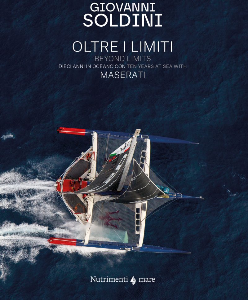 Copertina di Oltre i limiti, raffigura il trimarano Maserati Multi70 visto dall’alto sula mare mentre naviga