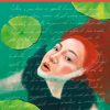 Nell'illustrazione di copertina una donna con lunghi capelli rossi emerge dall'acqua verde bluastra tra le grandi foglie verdi brillanti delle ninfee