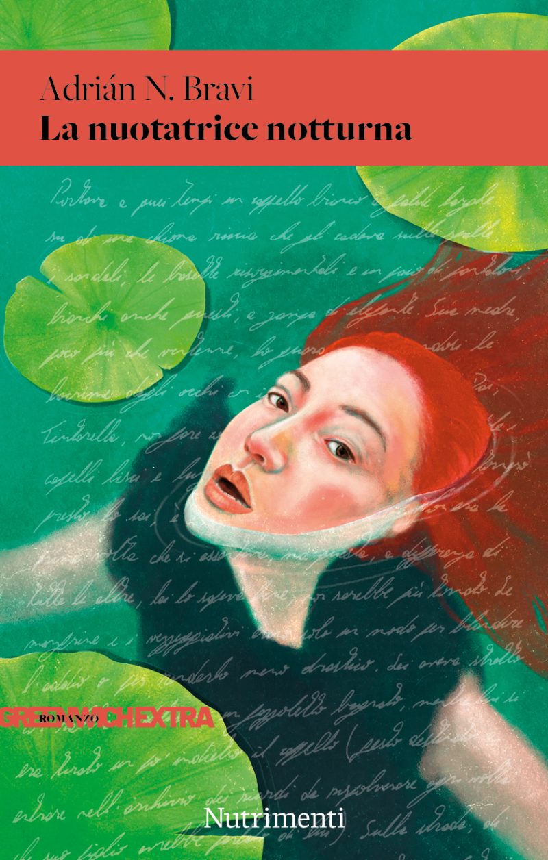 Nell'illustrazione di copertina una donna con lunghi capelli rossi emerge dall'acqua verde bluastra tra le grandi foglie verdi brillanti delle ninfee