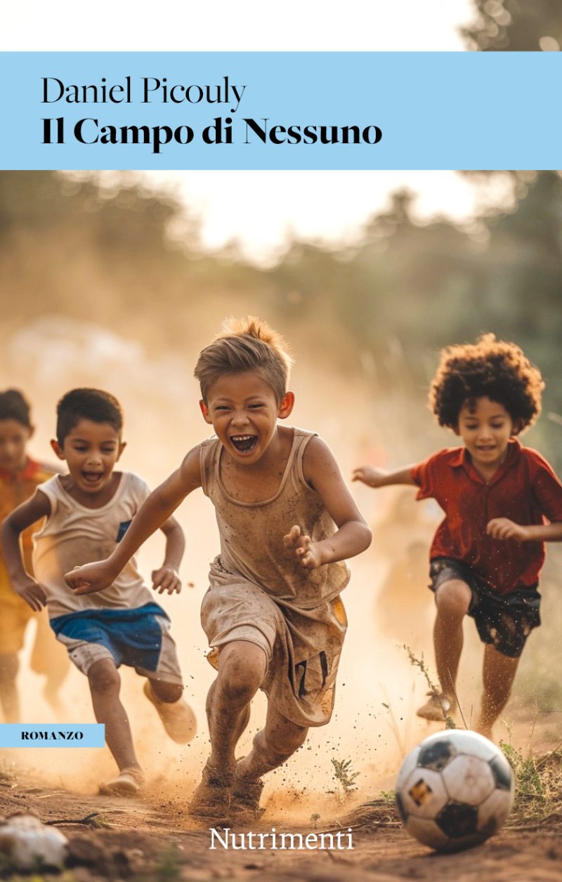 Nell'immagine di copertina un gruppo di bambini corre felice e scalmanato dietro a un pallone da calcio.